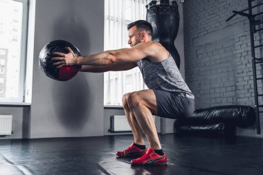 Spor salonunda sert atlet trenler. Fitness ve sağlıklı yaşam konsepti.