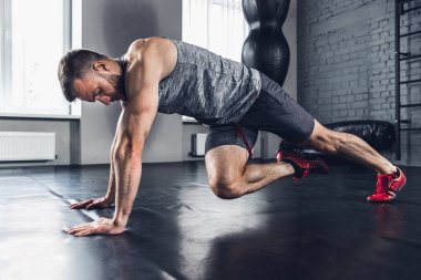 Spor salonunda sert atlet trenler. Fitness ve sağlıklı yaşam konsepti.