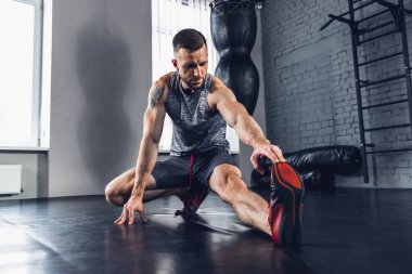 Spor salonunda sert atlet trenler. Fitness ve sağlıklı yaşam konsepti.