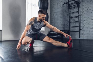 Spor salonunda sert atlet trenler. Fitness ve sağlıklı yaşam konsepti.