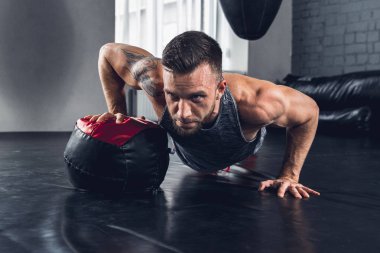 Spor salonunda sert atlet trenler. Fitness ve sağlıklı yaşam konsepti.