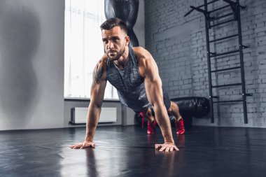 Spor salonunda sert atlet trenler. Fitness ve sağlıklı yaşam konsepti.