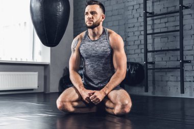 Spor salonunda sert atlet trenler. Fitness ve sağlıklı yaşam konsepti.