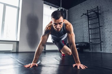 Spor salonunda sert atlet trenler. Fitness ve sağlıklı yaşam konsepti.