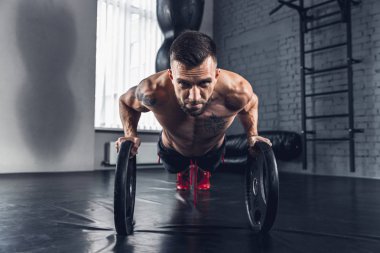 Spor salonunda sert atlet trenler. Fitness ve sağlıklı yaşam konsepti.