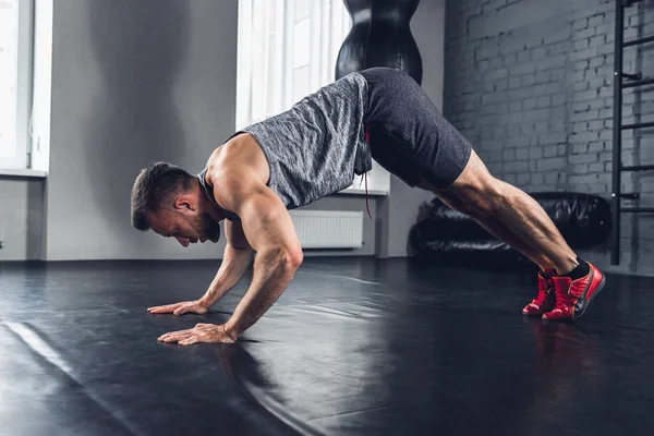 Spor salonunda sert atlet trenler. Fitness ve sağlıklı yaşam konsepti.