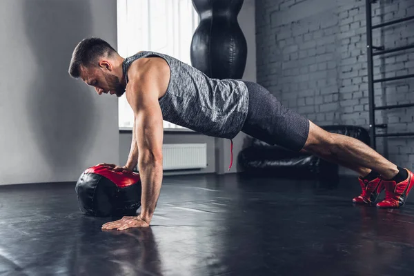 El atleta entrena duro en el gimnasio. Fitness y concepto de vida saludable . —  Fotos de Stock