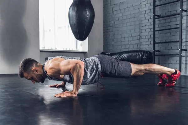 Idrottaren tränar hårt på gymmet. Fitness och hälsosamt liv koncept. — Stockfoto