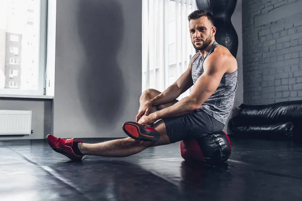 Spor salonunda sert atlet trenler. Fitness ve sağlıklı yaşam konsepti.