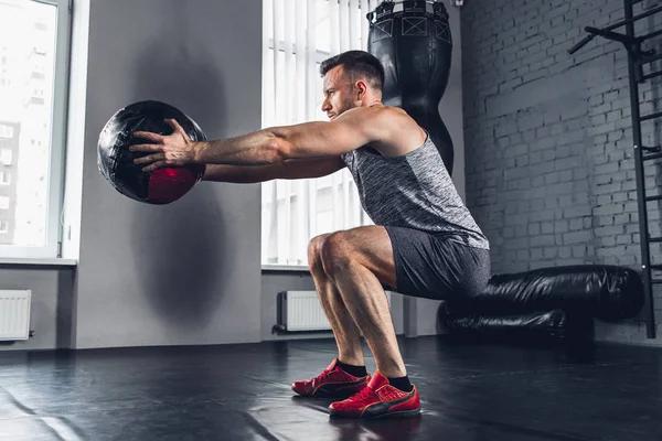 El atleta entrena duro en el gimnasio. Fitness y concepto de vida saludable . —  Fotos de Stock