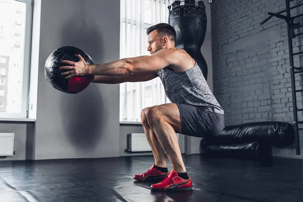 Sportovec trénuje v tělocvičně. Fitness a zdravý život koncepce. — Stock fotografie