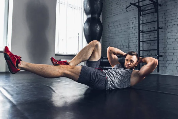 Spor salonunda sert atlet trenler. Fitness ve sağlıklı yaşam konsepti.