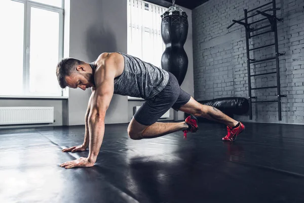 Spor salonunda sert atlet trenler. Fitness ve sağlıklı yaşam konsepti.