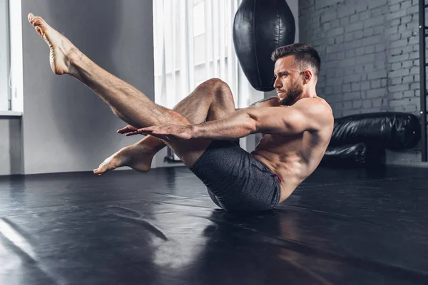 Spor salonunda sert atlet trenler. Fitness ve sağlıklı yaşam konsepti.