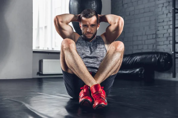 El atleta entrena duro en el gimnasio. Fitness y concepto de vida saludable . — Foto de Stock