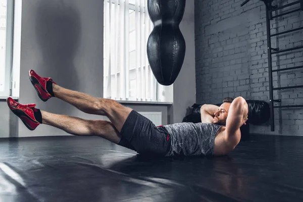 El atleta entrena duro en el gimnasio. Fitness y concepto de vida saludable . — Foto de Stock