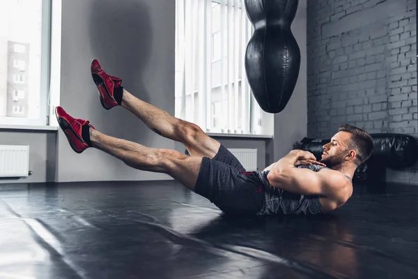 Der Athlet trainiert hart in der Sporthalle. Fitness und gesundes Leben. — Stockfoto