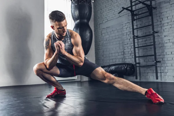 Der Athlet trainiert hart in der Sporthalle. Fitness und gesundes Leben. — Stockfoto