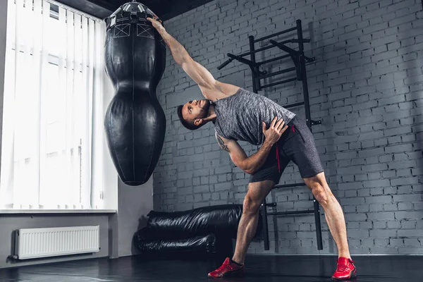 Der Athlet trainiert hart in der Sporthalle. Fitness und gesundes Leben. — Stockfoto