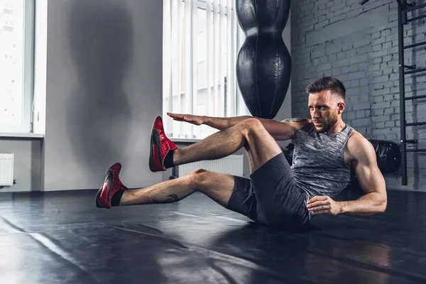 Spor salonunda sert atlet trenler. Fitness ve sağlıklı yaşam konsepti.