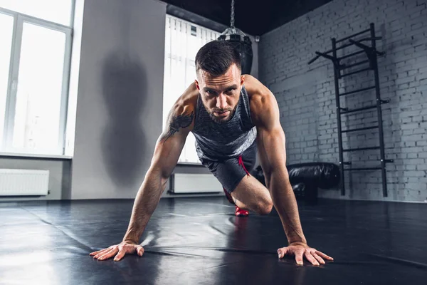 El atleta entrena duro en el gimnasio. Fitness y concepto de vida saludable . — Foto de Stock