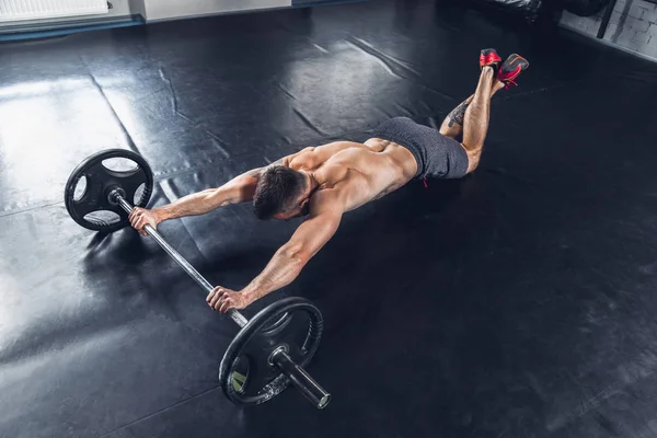 Der Athlet trainiert hart in der Sporthalle. Fitness und gesundes Leben. — Stockfoto