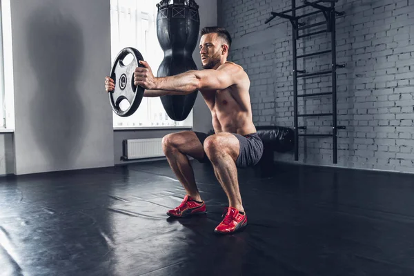 Spor salonunda sert atlet trenler. Fitness ve sağlıklı yaşam konsepti.