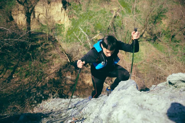 Wanderer - Mann wandert im Wald. — Stockfoto