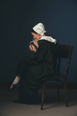 Bir rahibe olarak Ortaçağ genç kadın