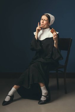 Bir rahibe olarak Ortaçağ genç kadın