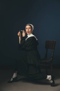 Bir rahibe olarak Ortaçağ genç kadın