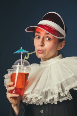 Bir rahibe olarak Ortaçağ genç kadın