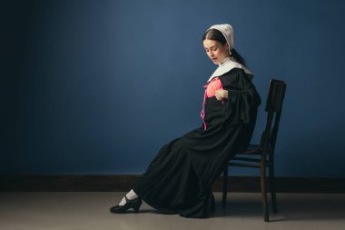 Rahibe bir sutyen ile Ortaçağ genç kadın