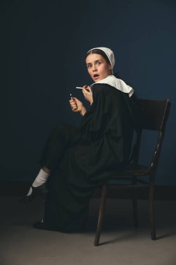 Bir rahibe olarak Ortaçağ genç kadın