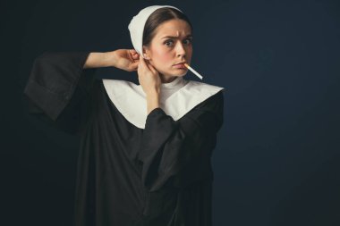 Bir rahibe olarak Ortaçağ genç kadın