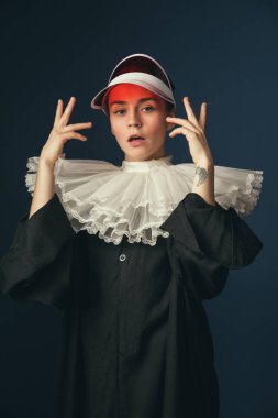 Bir rahibe olarak Ortaçağ genç kadın