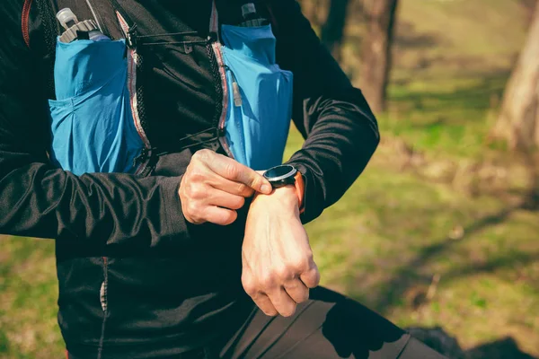 Homem preparando você correr em um parque ou floresta contra árvores fundo . — Fotografia de Stock