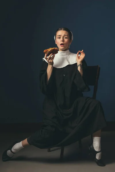 Bir rahibe olarak Ortaçağ genç kadın — Stok fotoğraf
