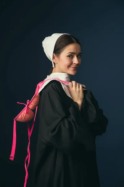 Jovem medieval como uma freira com sutiã — Fotografia de Stock