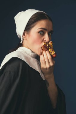 Bir rahibe olarak Ortaçağ genç kadın