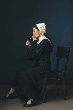 Bir rahibe olarak Ortaçağ genç kadın