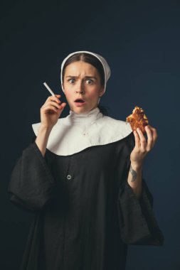 Bir rahibe olarak Ortaçağ genç kadın