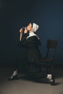 Bir rahibe olarak Ortaçağ genç kadın