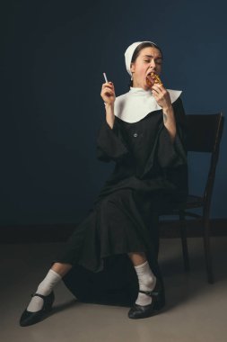 Bir rahibe olarak Ortaçağ genç kadın