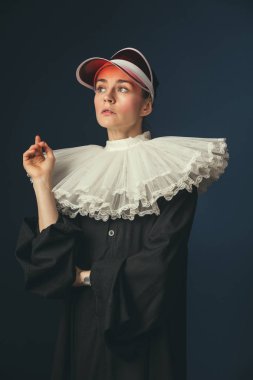 Bir rahibe olarak Ortaçağ genç kadın