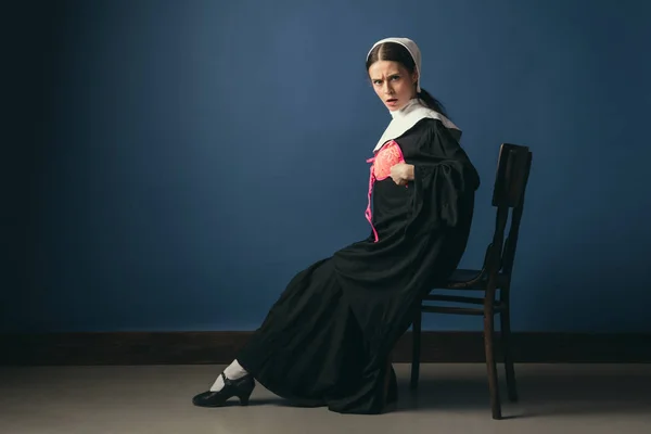 Middeleeuwse jonge vrouw als non met BH — Stockfoto