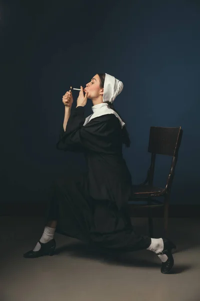 Giovane donna medievale come una suora — Foto Stock
