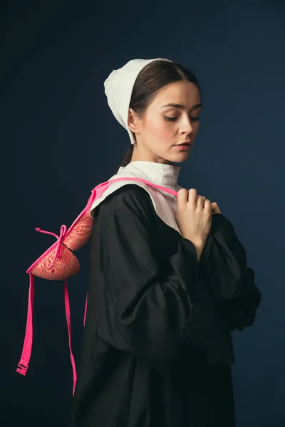 Joven mujer medieval como monja con sostén — Foto de Stock