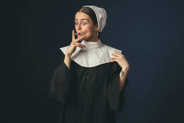 Joven mujer medieval como monja — Foto de Stock