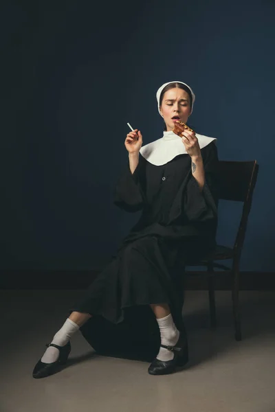 Middelalderens unge kvinne som nonne – stockfoto